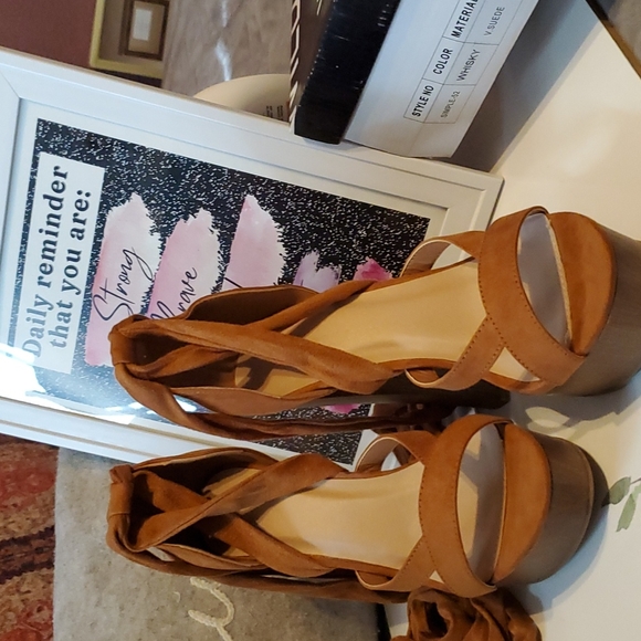 NIB Whiskey Faux Suede Platform Heels - Picture 2 of 11
